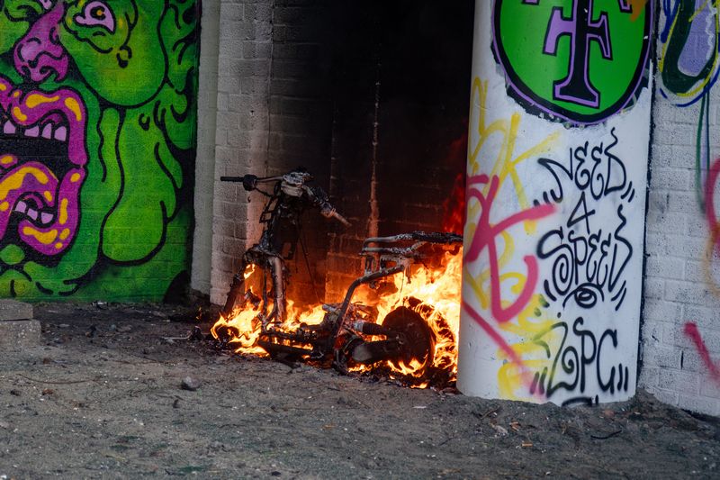 Rookontwikkeling over treinspoor door brandende scooter Rotterdam